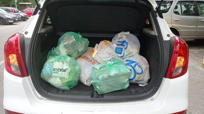 Il sindaco 007 scopre una famiglia che abbandona i rifiuti nei cassonetti della Caritas: “Tolleranza zero”