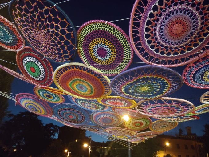 Yarn Bombing Barzanò, il festival della fiber art