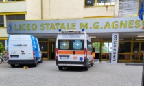 Sviene sulle scale a scuola, arriva l'ambulanza