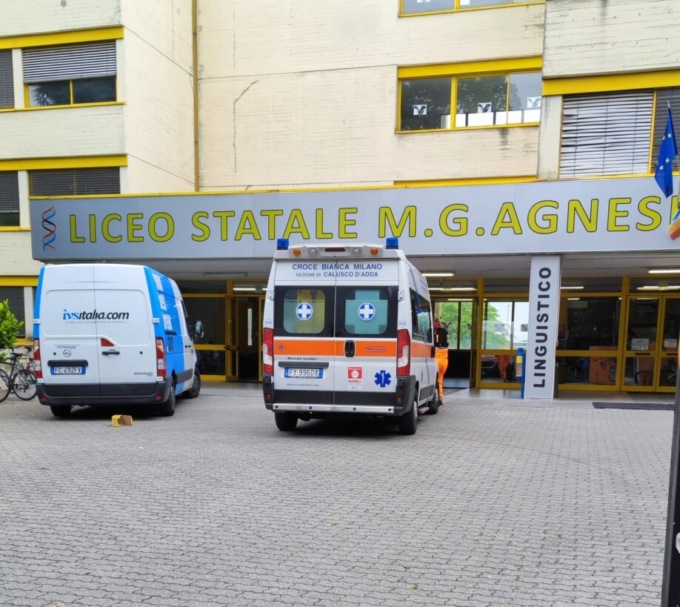 Sviene sulle scale a scuola, arriva l’ambulanza