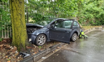 Si schianta con l'auto contro un albero