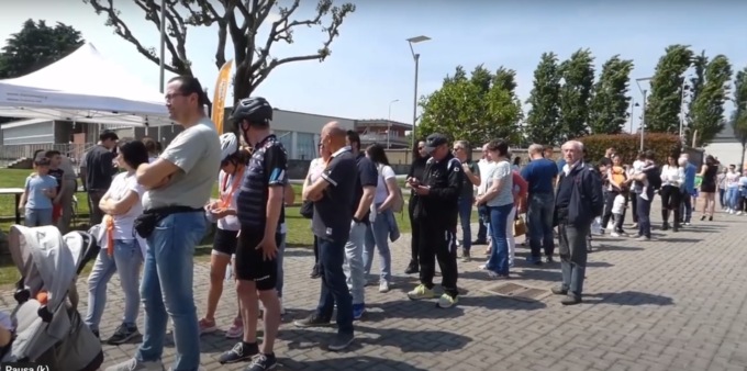 Quanta gente alla storica cementeria di Calusco d’Adda