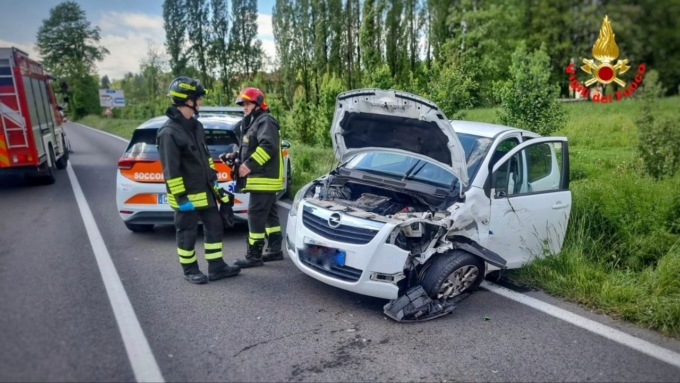 Schianto in via Como: in volo anche l’eliambulanza