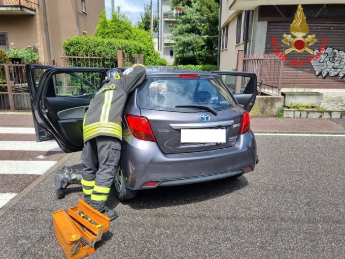 Si schianta contro il cancello di una casa: 30enne in ospedale