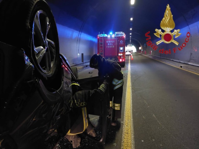 Auto ribaltata in galleria, tre feriti