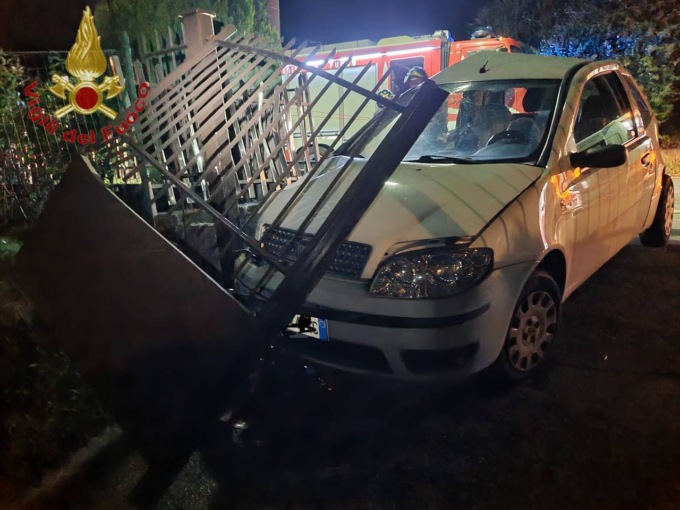 Incidente nella notte, giovane gravissimo