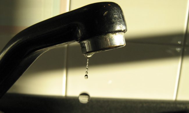 Il Comune chiude le fontanelle del cimitero a causa di una perdita d’acqua