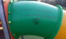 I "No Vax" imbrattano anche il parco giochi