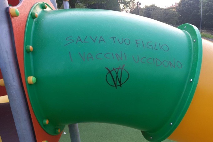 I “No Vax” imbrattano anche il parco giochi