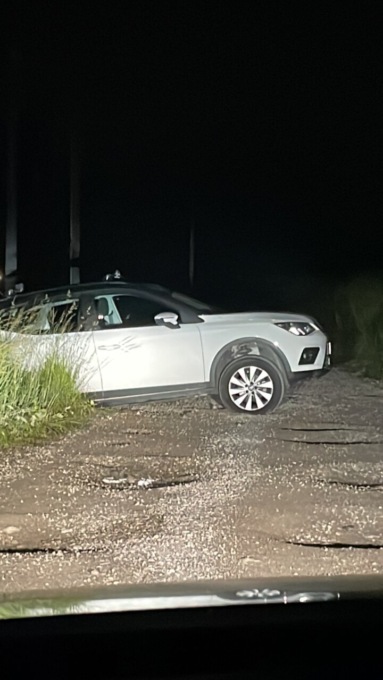 Auto parcheggiata in mezzo alla strada, mistero nella notte