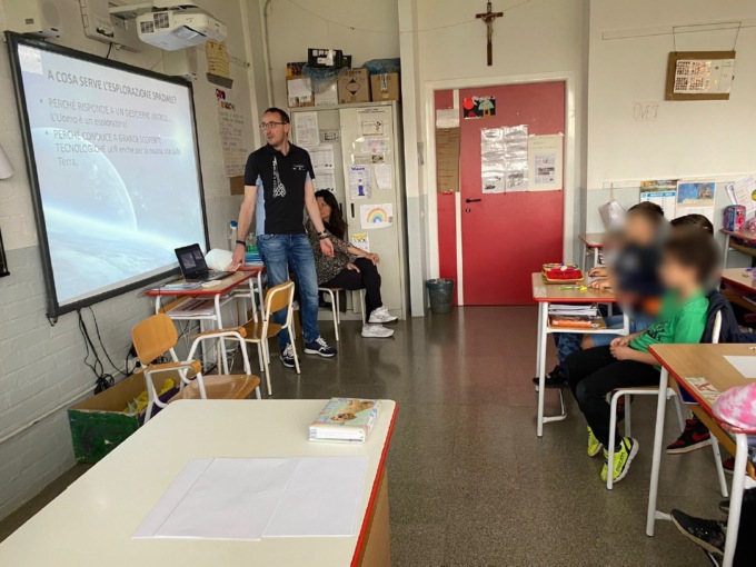 Davide Rovelli alla primaria di Lomagna per un incontro “spaziale”