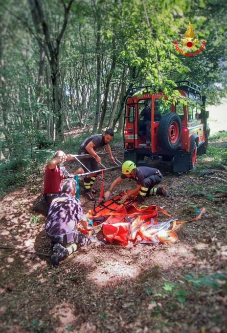 Cade in una zona impervia, soccorso un uomo