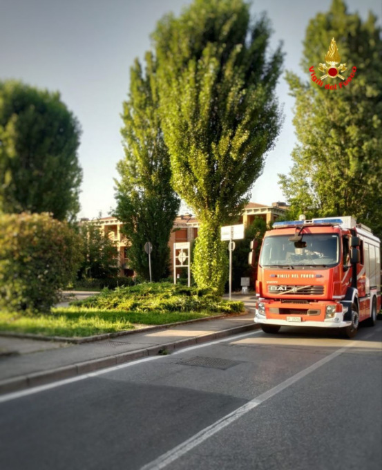 Auto esce di strada e schianta sui contatori del gas