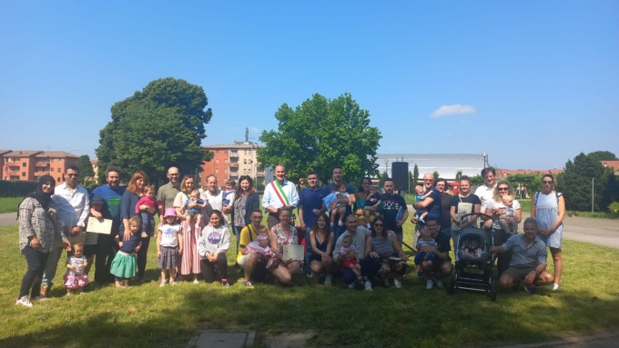 Consegnate le Costituzioni ai neo maggiorenni e accolti i nuovi nati di Calco