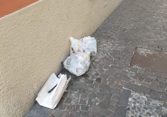 Rifiuti abbandonati a Brivio, in strada da una settimana