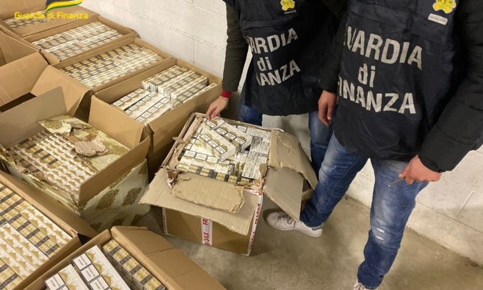 Due box pieni di sigarette contraffatte, denunciato