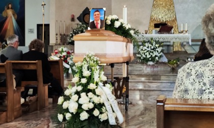 Struggente addio ad Andrea Mastropaolo. “Quando era con la sua piccola Bianca i suoi occhi si illuminavano”