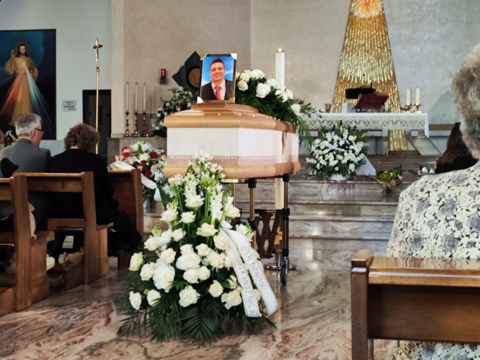 Struggente addio ad Andrea Mastropaolo. “Quando era con la sua piccola Bianca i suoi occhi si illuminavano”