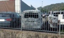 Incendio nel parcheggio della concessionaria: a fuoco diverse auto