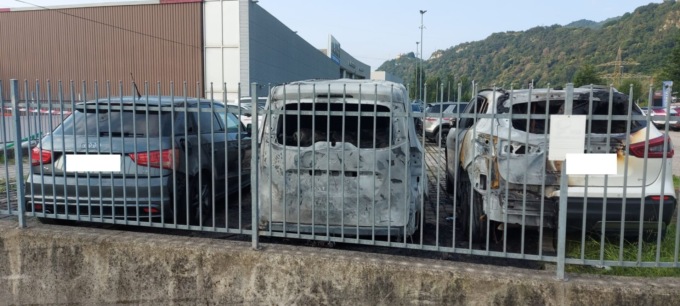 Incendio nel parcheggio della concessionaria: a fuoco diverse auto