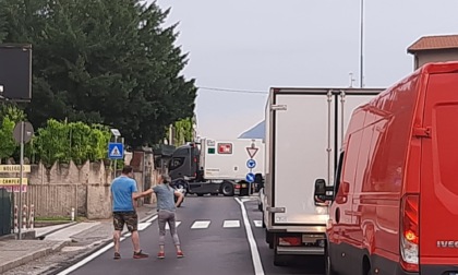 Camion incastrato alla rotonda, code ad Airuno