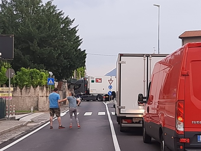 Camion incastrato alla rotonda, code ad Airuno
