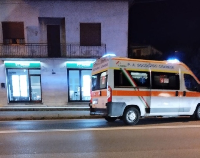 Cade sul marciapiede e batte la testa: 68enne soccorso sul Provinciale