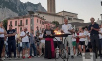 Lecco, l'arcivescovo Delpini ha consegnato il mandato ai giovani in partenza per la Gmg