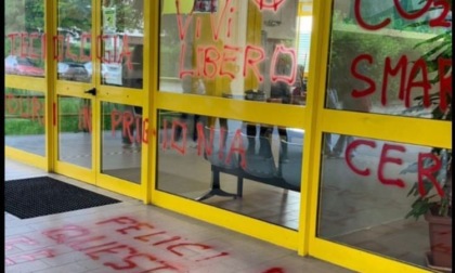 Scuola vandalizzata, imbrattato l'ingresso