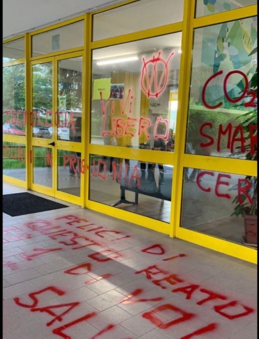 Scuola vandalizzata, imbrattato l’ingresso