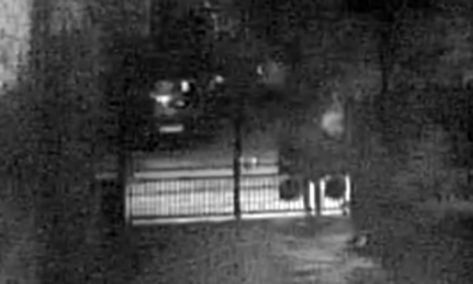 Farabutti senza cuore rubano la macchinina giocattolo di un bimbo