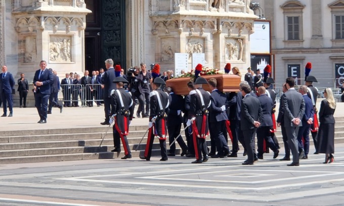Folla ai funerali di Silvio Berlusconi, Zangrillo: “Io e Lei ci siamo capiti”