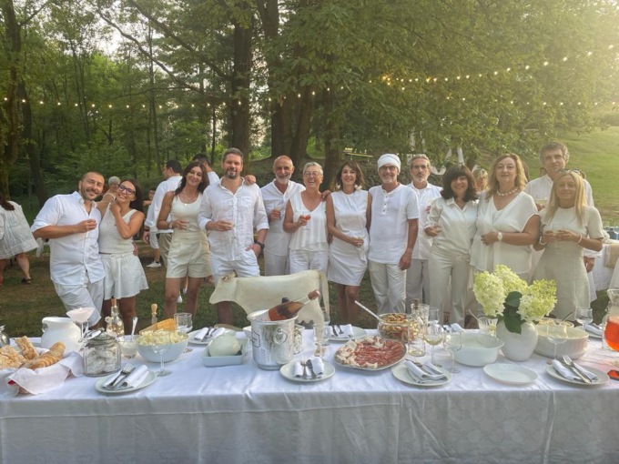 Raffinatezza, la cena in bianco è un trionfo di eleganza