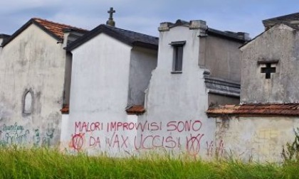 Sono tornati i vandali "no vax": imbrattato il muro del cimitero