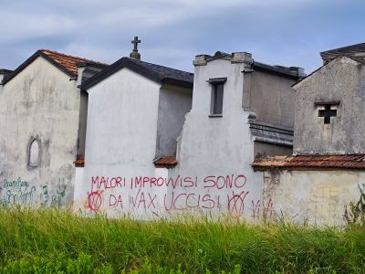 Sono tornati i vandali “no vax”: imbrattato il muro del cimitero
