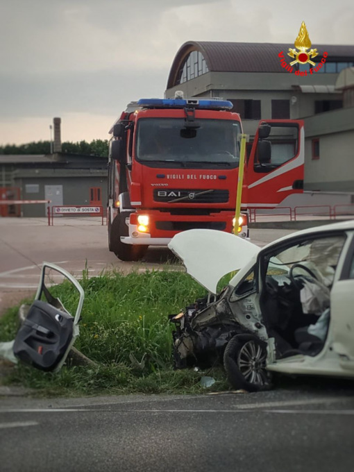 Incidente auto – autoarticolato, trasportato in ospedale un giovane