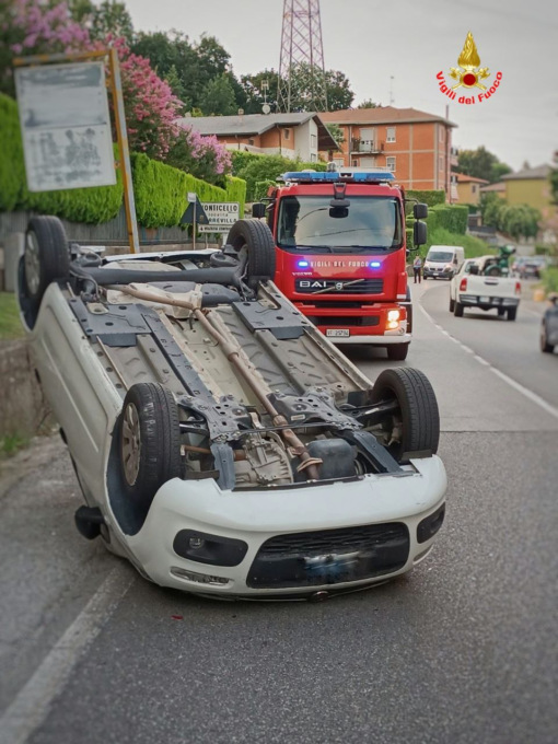 Incidente all’alba, auto si ribalta sulla provinciale