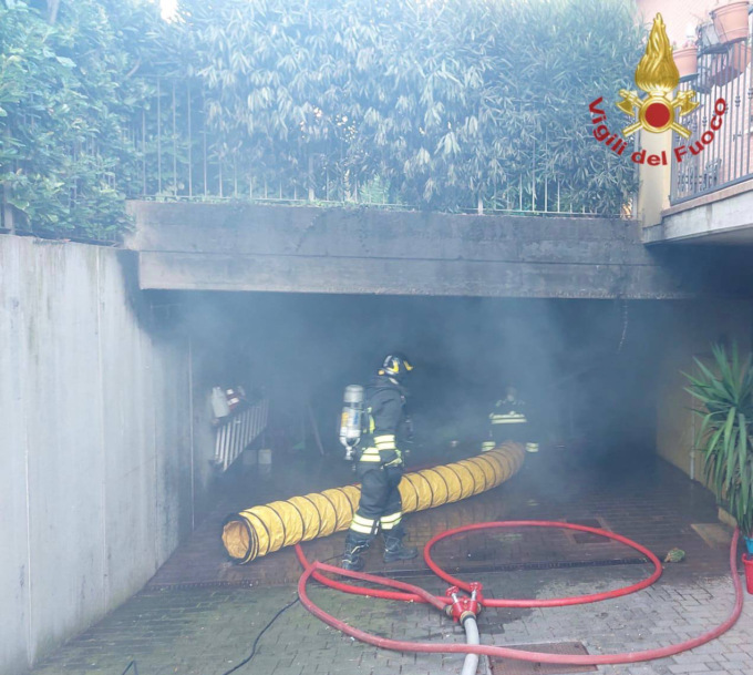 Incendio in mattinata in una villa, sul posto i Vigili del Fuoco