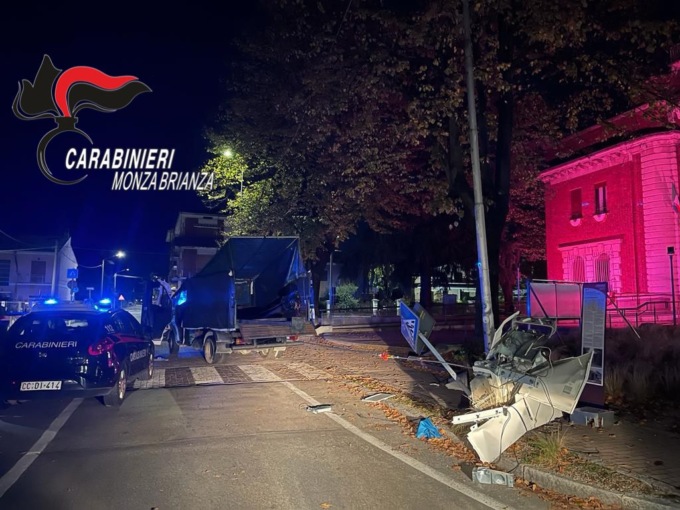 Presa la banda che sradicava i bancomat con un… “carro armato”