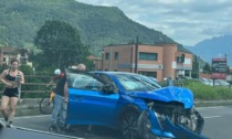 Incidente sulla provinciale, scontro fra due auto e un furgone