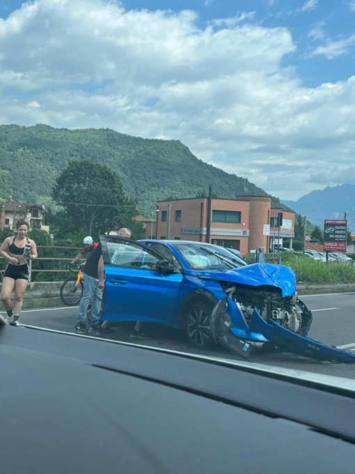 Incidente sulla provinciale, scontro fra due auto e un furgone