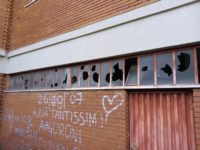 Vandali scatenati: gravi danni all’ex scuola di Lomaniga