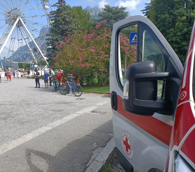 Investita sulla strisce pedonali sul lungolago: ciclista in ospedale