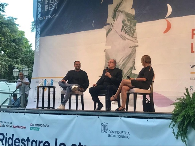 Una cascata di gente e di risate in piazza Garibaldi con Carlo Verdone