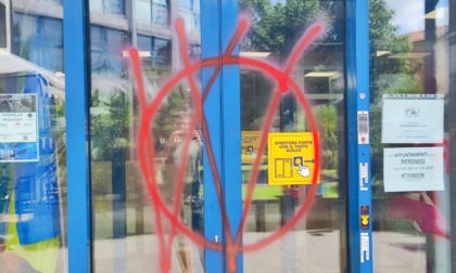 Ancora vandalismi dei No Vax, graffiti sulle vetrine della sede CISL