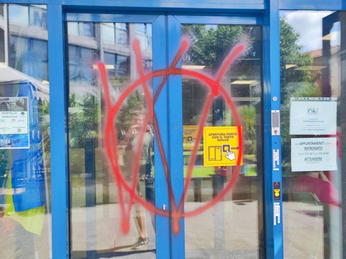 Ancora vandalismi dei No Vax, graffiti sulle vetrine della sede CISL