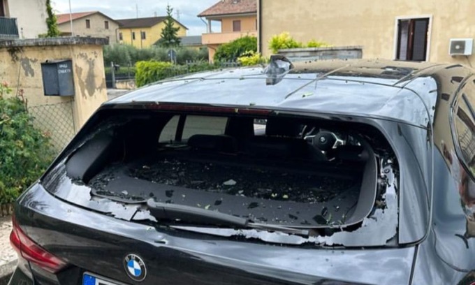 Palle di grandine su auto e case: rotti finestrini e finestre