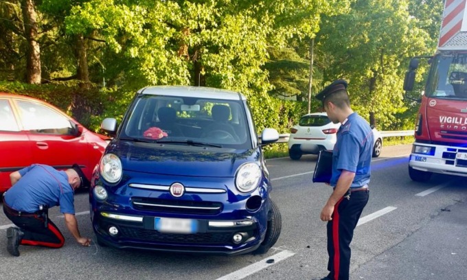 Violento scontro fra auto e moto, gravissimo il centauro