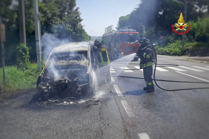 Auto a fuoco sulla Provinciale a Missaglia