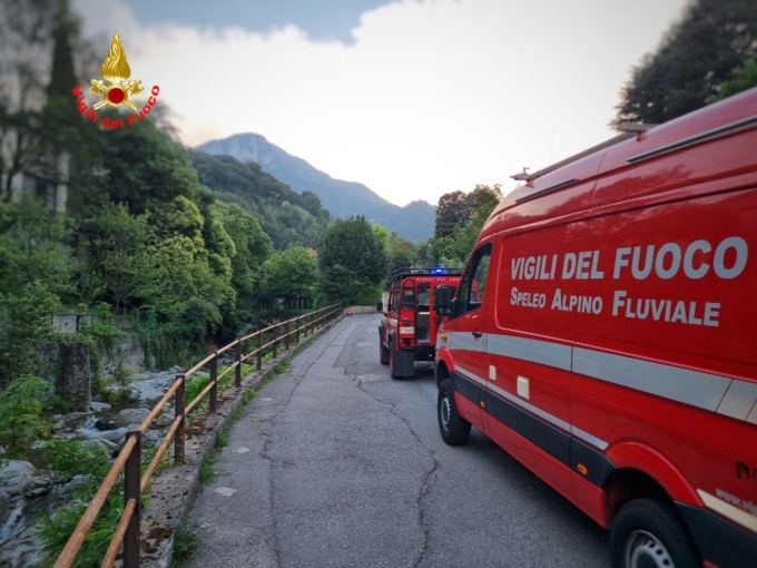 Valle San Martino, finisce nel torrente col cane: salvati